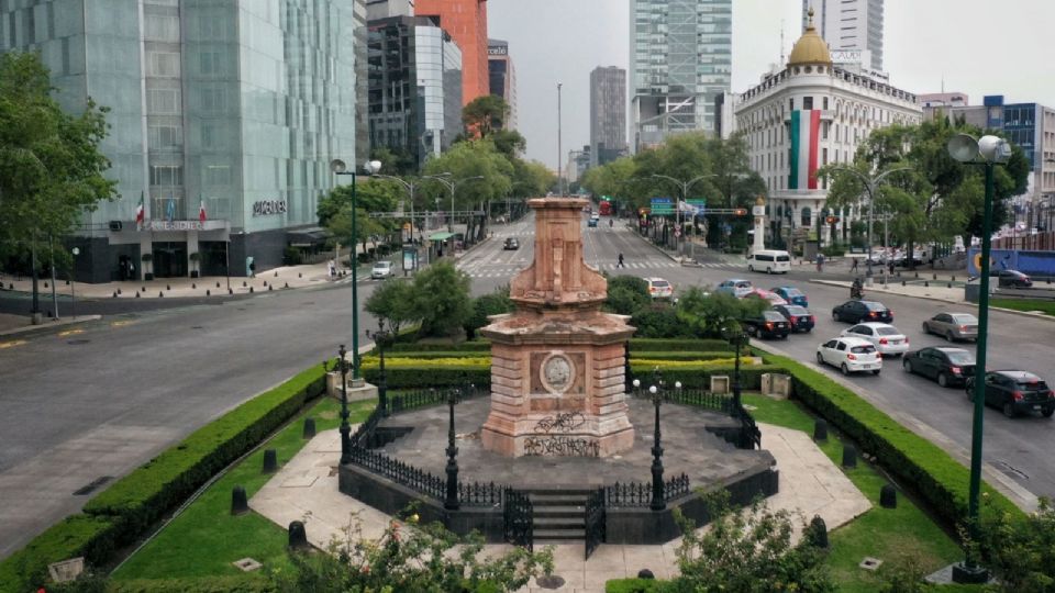 Retiran estatua de Cristóbal Colón que se encontraba ubicada en paseo de la Reforma.