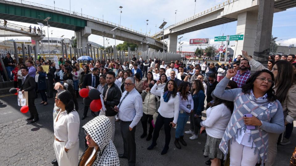 Trabajadores del Poder Judicial de la Federación con sede en Toluca bloquearon la avenida Alfredo del Mazo.