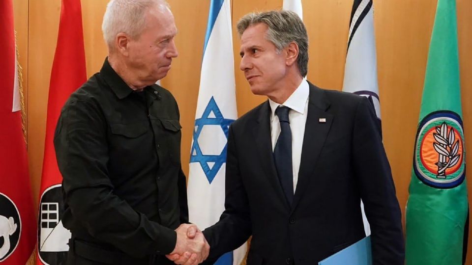 Fotografía proporcionada por el Ministerio de Defensa de Israel muestra al Ministro de Defensa de Israel, Yoav Gallant (izq.), y al Secretario de Estado estadounidense, Antony Blinken (der.), durante una reunión en Kirya,