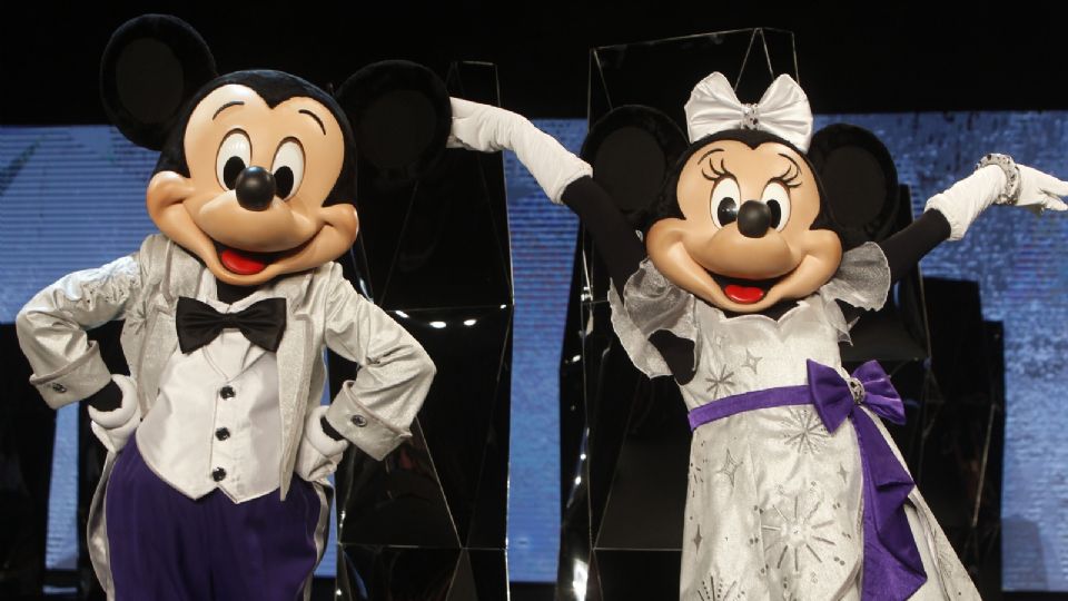 La popular pareja Mickey y Minnie Mouse desfilan durante la pasarela de Disney 'Reflections of wonder' en Colombia con motivo del primer centenario.