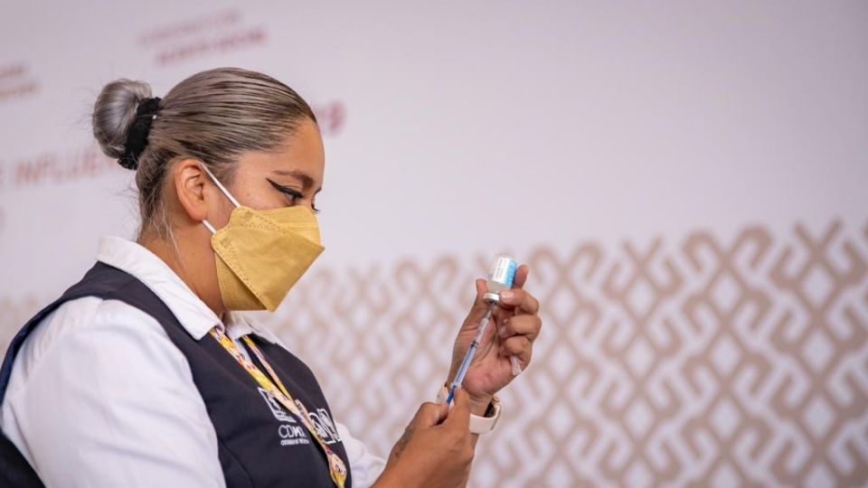 Inicia la vacunación contra Covid-19 e Influenza en la CDMX.