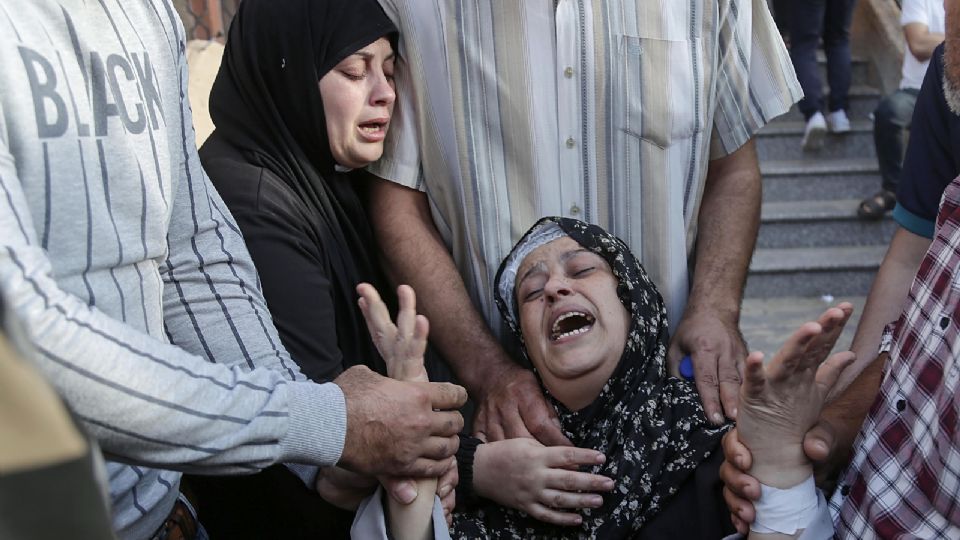 Una mujer llora por los familiares muertos en el conflicto entre Israel y Hamás que llegan al hospital Naser del campo de refugiados de Khan Younis, en el sur de la Franja de Gaza.