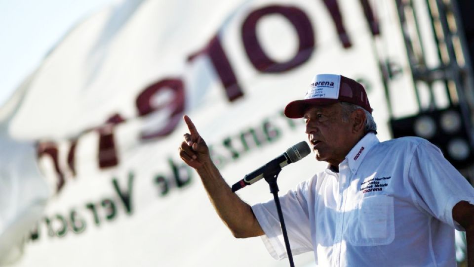 Andrés Manuel López Obrador y bandera de Morena