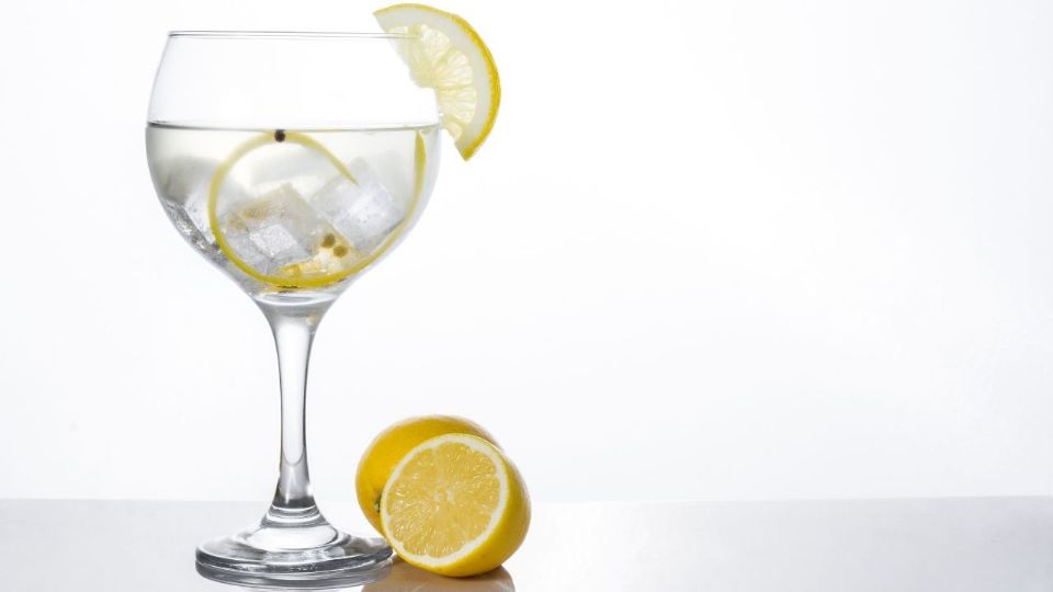 El gin tonic es un cóctel preparado con ginebra.