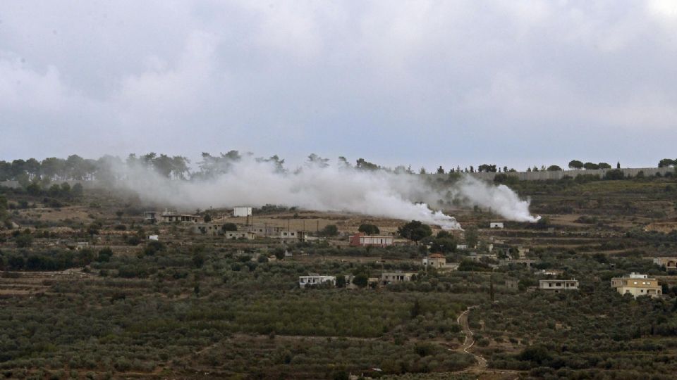 El humo se eleva tras el bombardeo del ejército israelí en la aldea de Al Boustan.