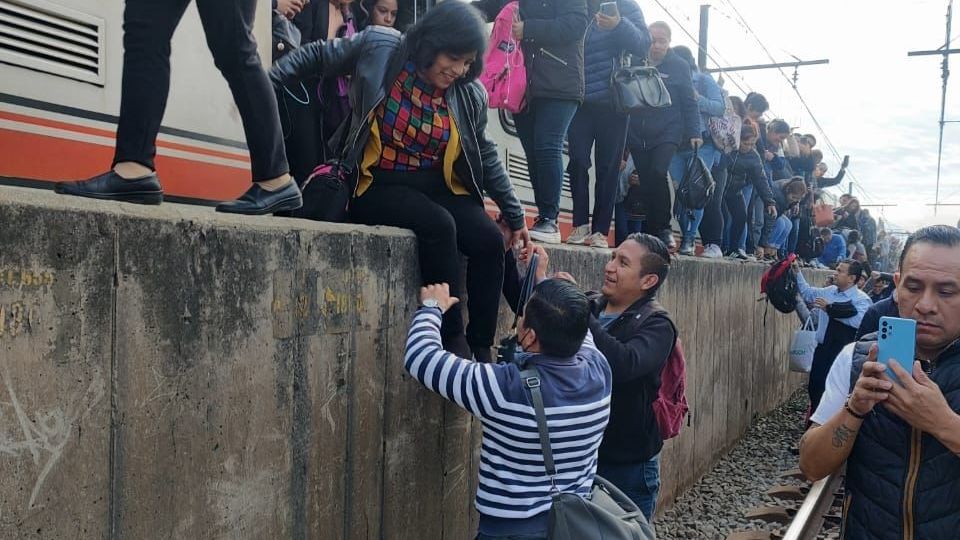 Reportan fallas en una catenaria de la Línea A del Metro, los usuarios son desalojados por las vías.