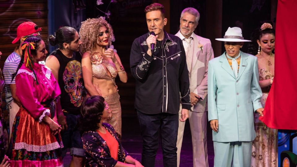 Alma Cero, Daniel Bisogno, Lisardo y Pato durante su participación en la función especial de la obra de teatro 'Lagunilla mi barrio' celebrando sus 100 representaciones en el Centro Cultural Teatro 2.