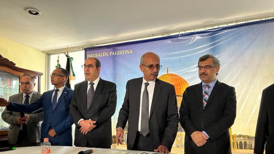 El embajador de Palestina en México, Mohamed Saadat, acompañado por los embajadores de los gobiernos de países miembros de la organización para la cooperación islámica acreditados en México.