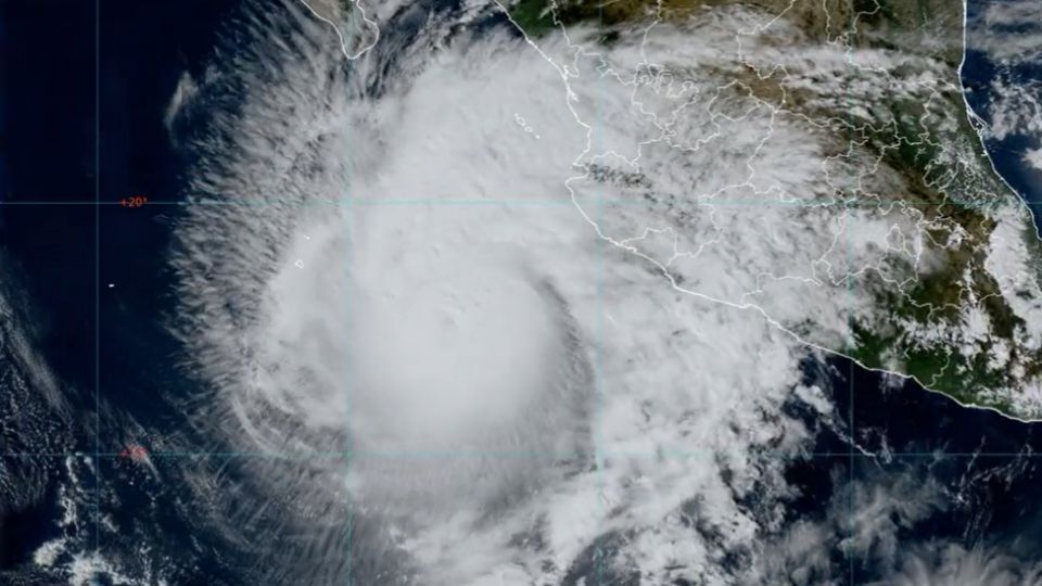 El huracán Norma se debilitó a categoría 3.