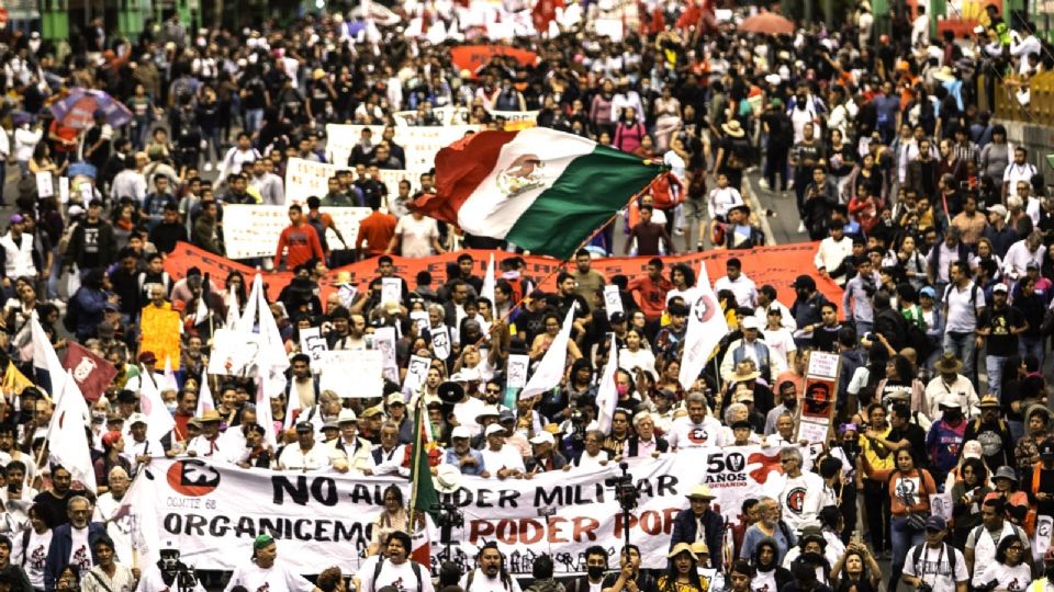 Marcha por el aniversario de la matanza en Tlatelolco.