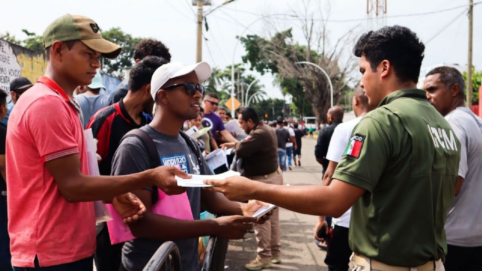 Migrantes en su mayoría cubanos protestaron afuera de las oficinas de regularización migratoria en septiembre de 2023.