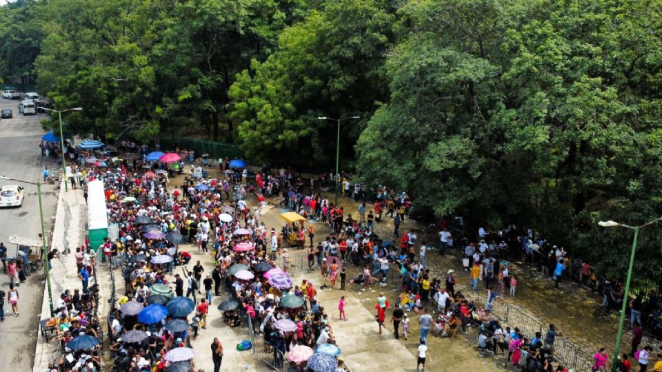 Migrantes de las distintas nacionalidades acuden al parque ecológico donde está la Comisión Mexicana Ayuda a Refugiados.