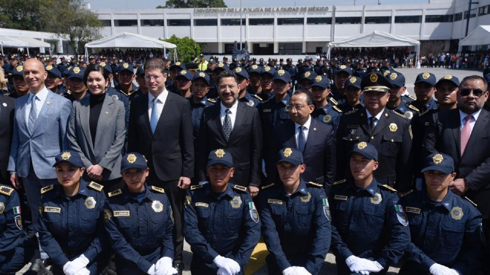 Martí Batres acudió a la graduación de los policías.