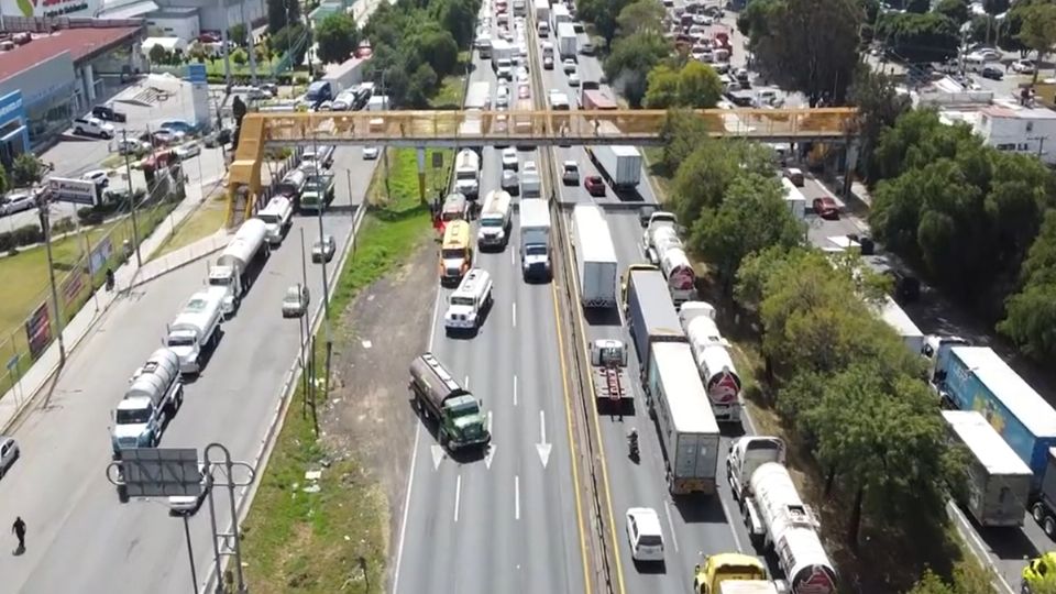 Transportistas bloqueron la México-Querétaro por protesta ante el secuestro de su líder.