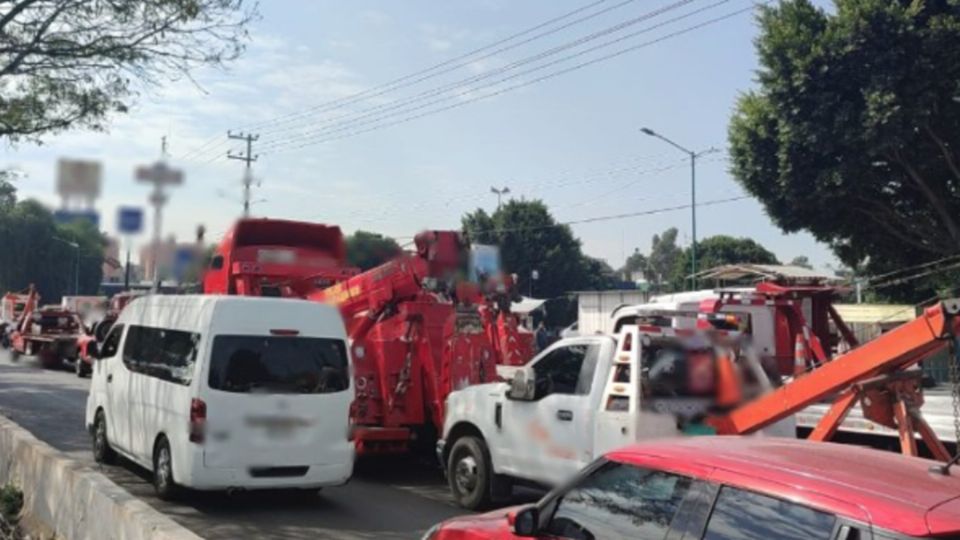 Transportistas bloquean la autopista México-Querétaro