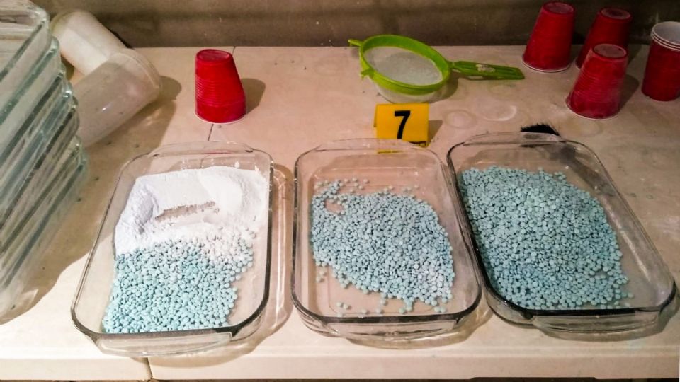 El sujeto detenido transportaba dos maletas con paquetes de pastillas de fentanilo y dosis de cristal.