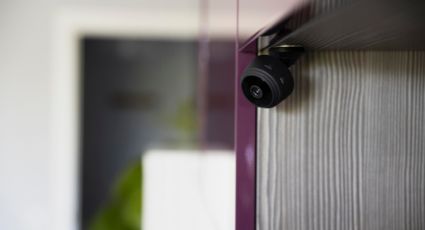 Azafata muestra cómo detectar cámaras ocultas en hoteles