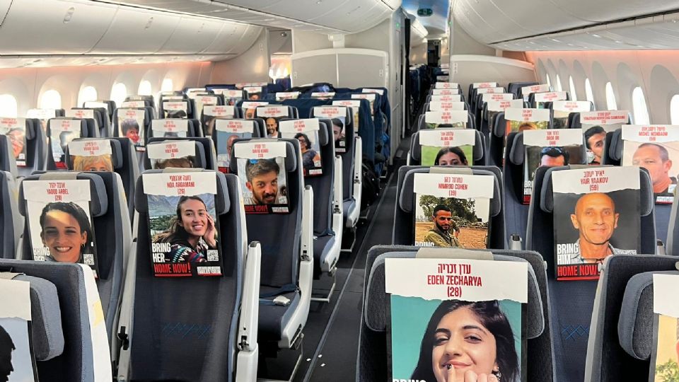 Las fotos de los más de 200 rehenes capturados por el grupo islamista palestino Hamás en su ataque terrorista contra Israel del pasado día 7 decoran los asientos de un vuelo de la aerolínea nacional israelí.