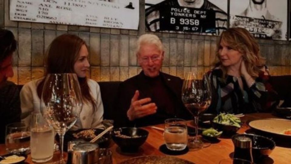 Ex presidente Bill Clinton junto a la familia de Carlos Bremer