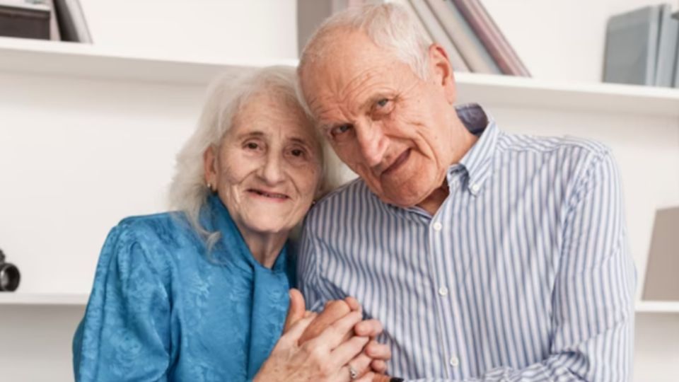 Adultos mayores de 60 años gozan de grande beneficios gracias a su credencial del INAPAM