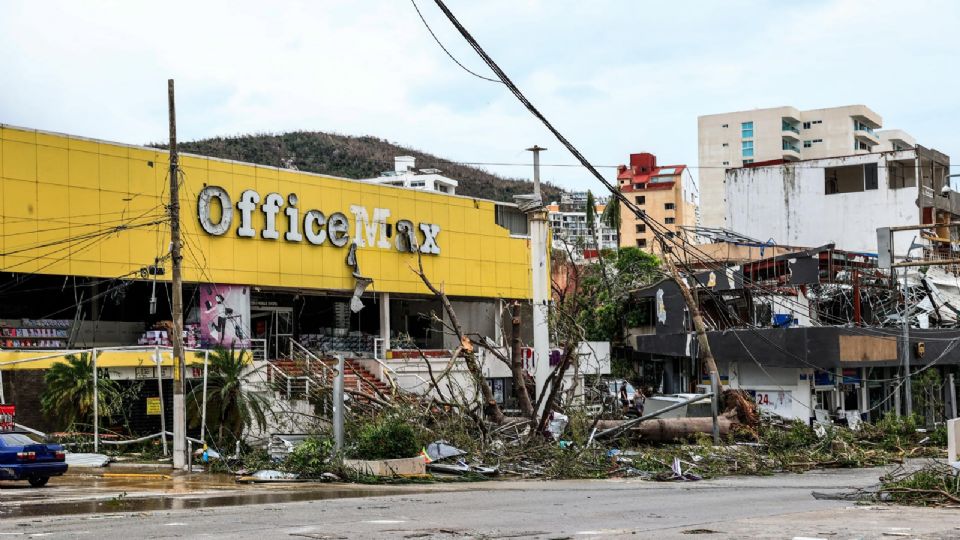 Fotografía de escombros y comercios dañados por el paso del huracán Otis en Guerrero.