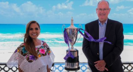 Mara Lezama recibe la copa del Torneo WTA Finals, en Quintana Roo