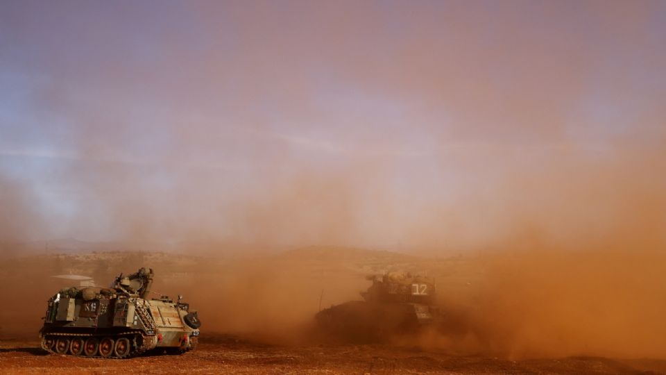 Un vehículo blindado de transporte de tropas israelí y un tanque israelí participan en un simulacro cerca de la frontera de Israel con Líbano, en el norte de Israel.