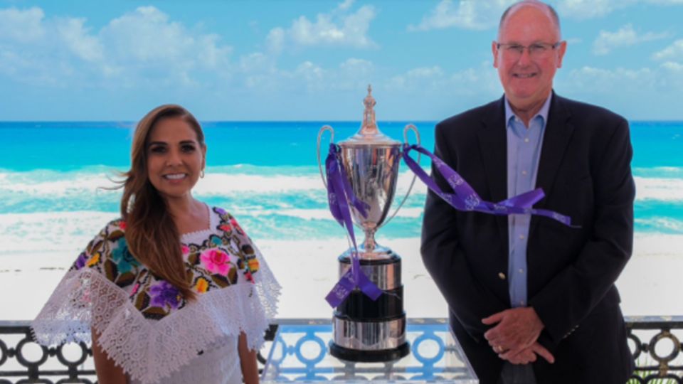 Gobernadora de Quintana Roo, Mara Lezama Espinosa recibe la copa del Torneo WTA Finals