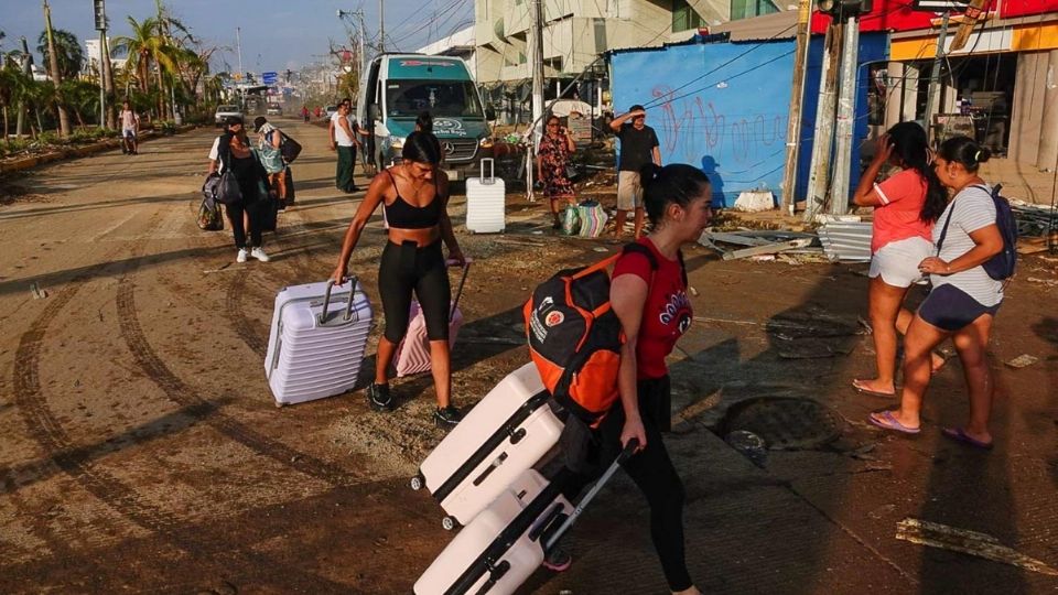 Inician puente aéreo para apoyar a los afectados por el huracán 'Otis'