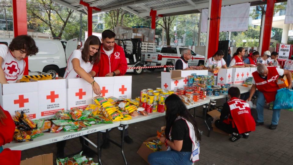 entro de acopio de la Cruz Rojas Mexicana donde la gente acude donar víveres para los damnificados de Acapulco