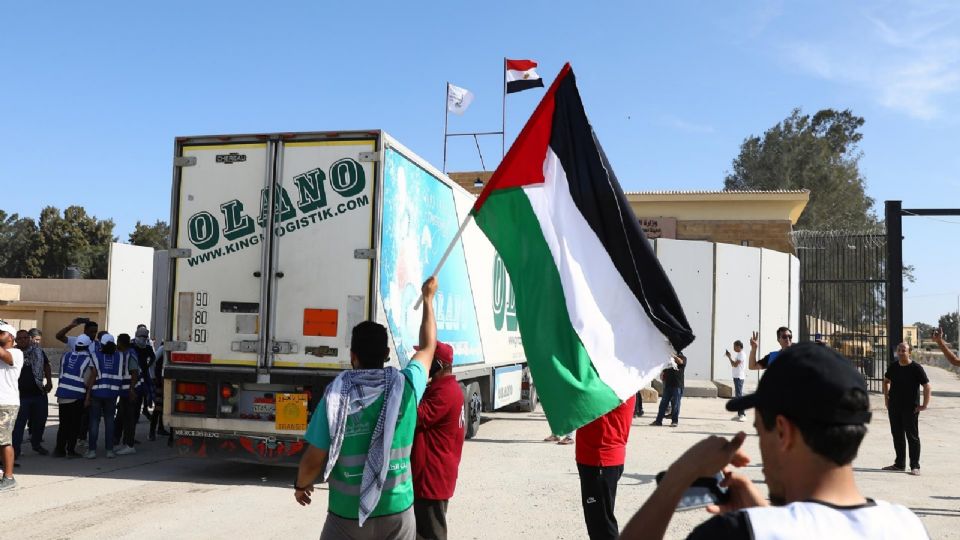 Un camión que transporta ayuda humanitaria para la Franja de Gaza cruza la puerta fronteriza de Rafah, Egipto.