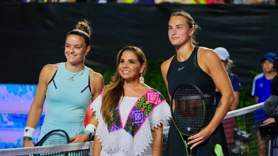 La gobernadora de Quintana Roo  junto a deportistas en la WTA Finals en Cancún.