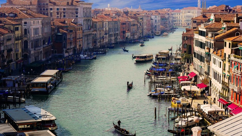 En 2019, el gobierno italiano aprobó una propuesta presentada por el gobierno municipal de Venecia para la introducción de una 'tasa contributiva de entrada'.