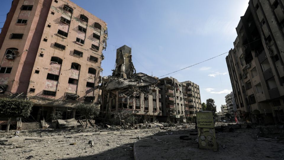 Una vista muestra edificios residenciales dañados después de los ataques aéreos israelíes en el barrio de Tel al-Hawa, en la ciudad de Gaza, el 30 de octubre de 2023.