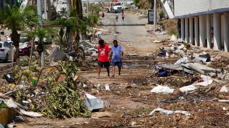 Habitantes de Acapulco tratan de retomar sus actividades tras vivir parados al borde la incertidumbre.