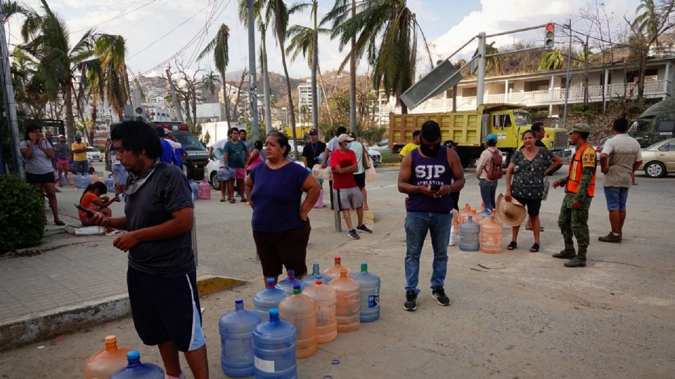 Damnificados por Otis en Acapulco bloquean la costera Miguel Alemán.