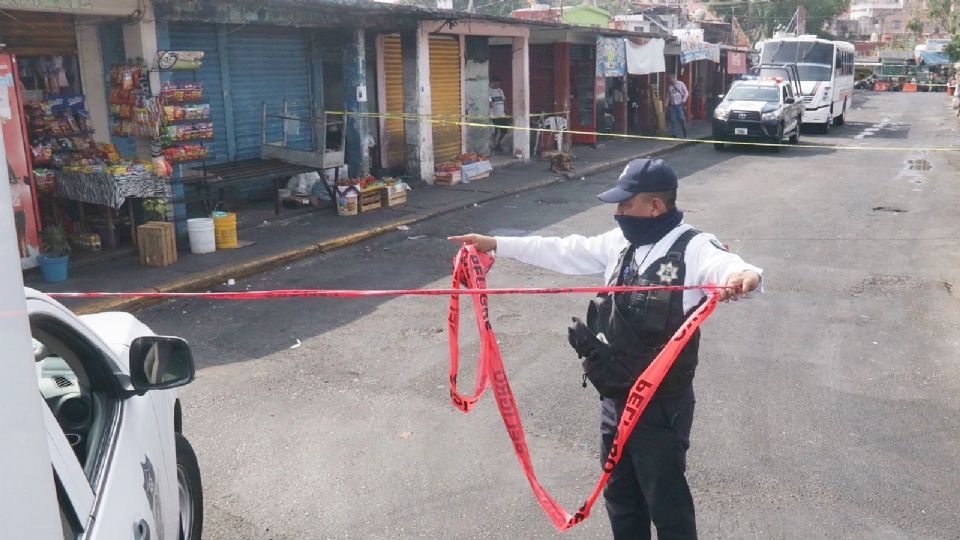 Policía acordonando Mercado de Morelos.