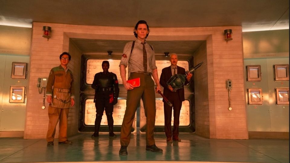 Fotografía cedida por The Walt Disney Studios donde aparecen (i-d) Ke Huy Quan como O.B., Wunmi Mosaku como Hunter B-15, Tom Hiddleston como Loki, y Owen Wilson como Mobius, durante una escena de la segunda temporada de 'Loki'.