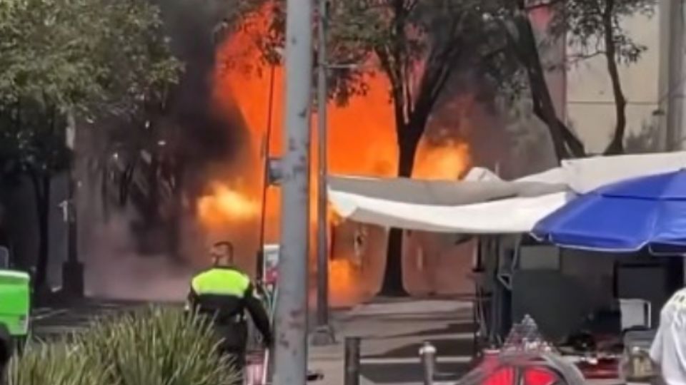 Se incendia camión repartidor de tanques de gas en Periférico y calzada de Tlalpan.