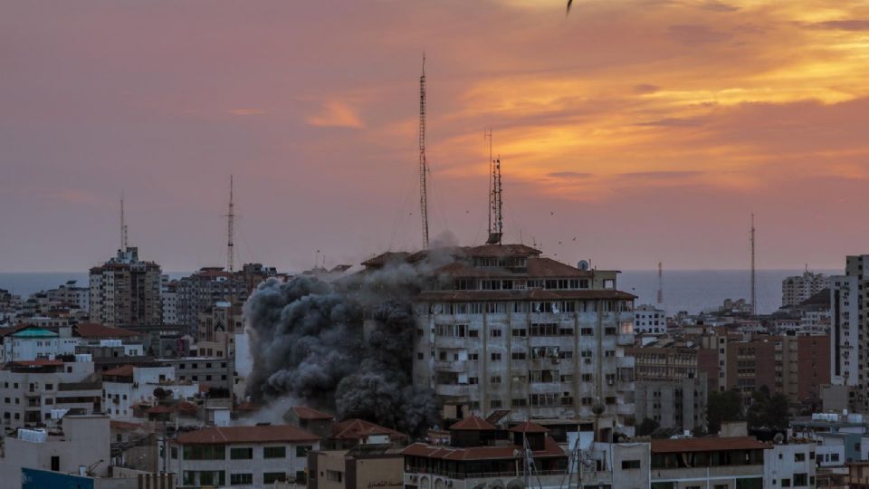 El humo se eleva después de que aviones de combate israelíes atacaran la torre Palestina en Gaza.