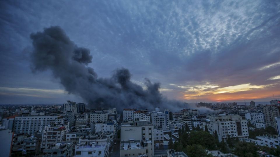 El humo se eleva después de que aviones de combate israelíes atacaran la torre Palestina en Gaza.