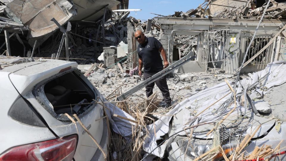 La policía acordona un edificio destruido por los cohetes de Hamas en Tel Aviv
