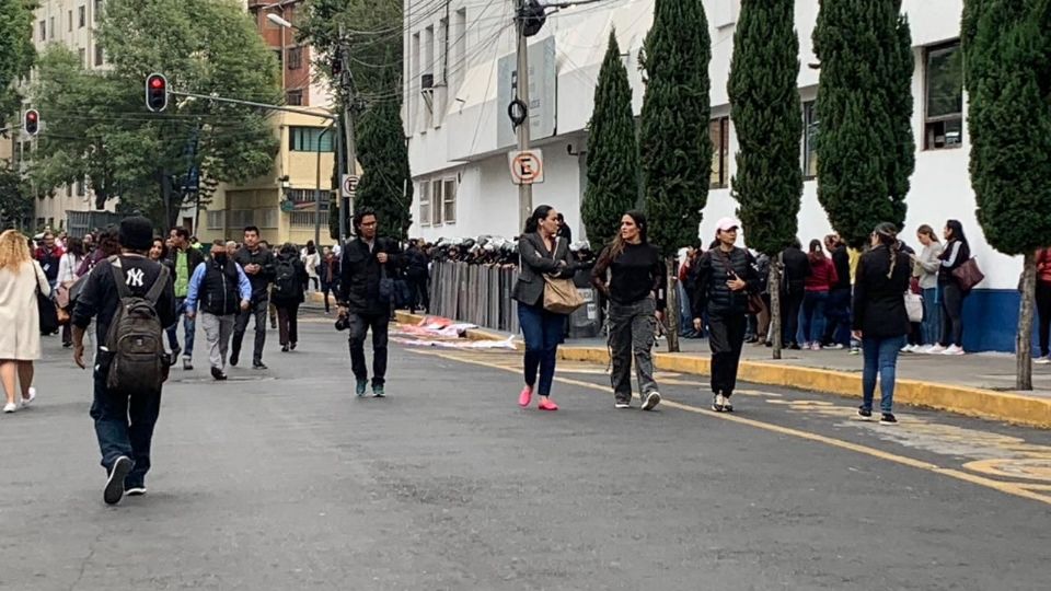 Colectivos feministas protestan ante las instalaciones de la FGJCDMX y exigen cero impunidad.