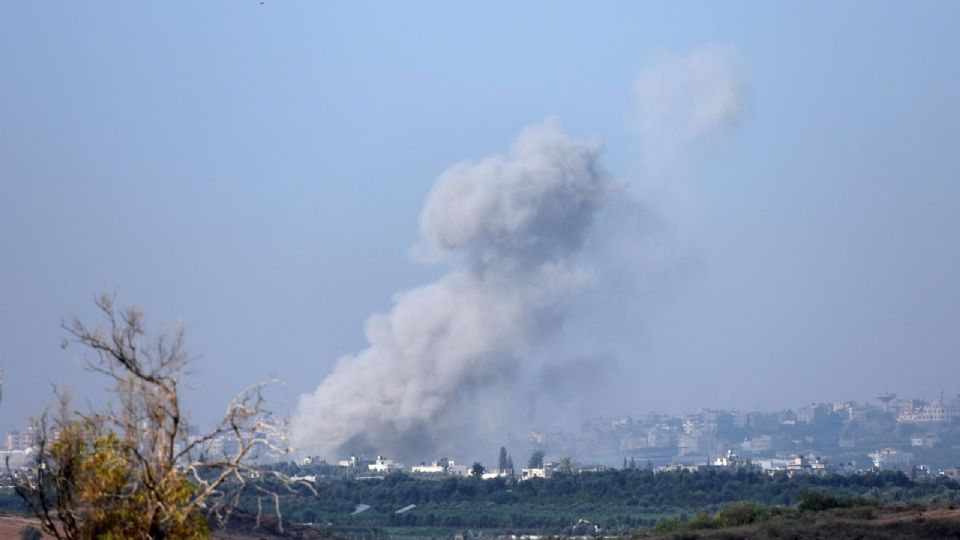 Nubes de humo desde la parte norte de la Franja de Gaza como resultado de un ataque aéreo israelí.