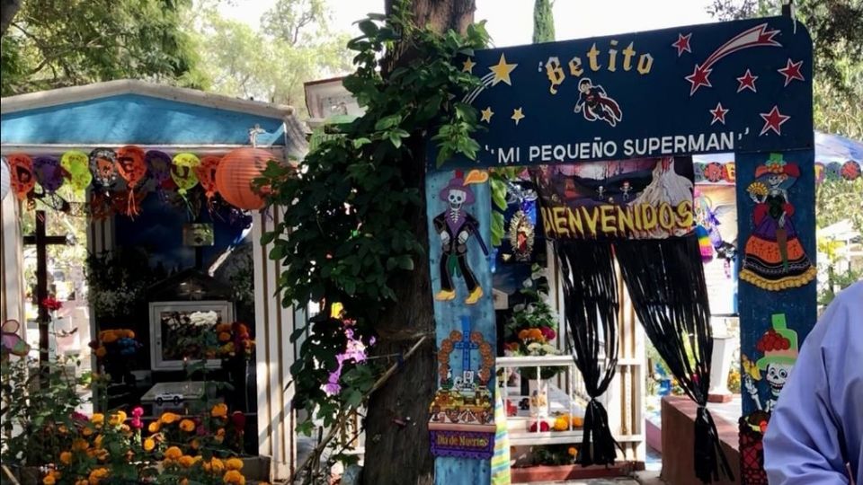 Los familiares de los 'muertos pequeños' acuden a los panteones de la CDMX.