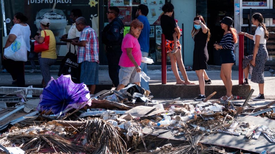 La recolección de basura se ha convertido en una tarea monumental en Acapulco tras el paso del huracán Otis.