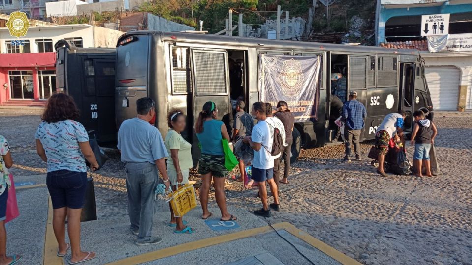 Personal del área de telecomunicaciones de la SSC, instaló una antena y plantas generadoras de luz.