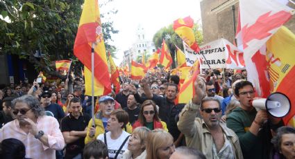 Miles de personas protestan en España contra acuerdo entre PSOE e Independentistas Catalán