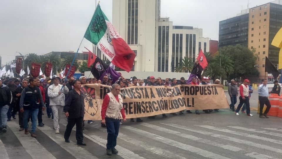 Marcha la ANUEE y piden que gobierno de México atienda sus demandas.
