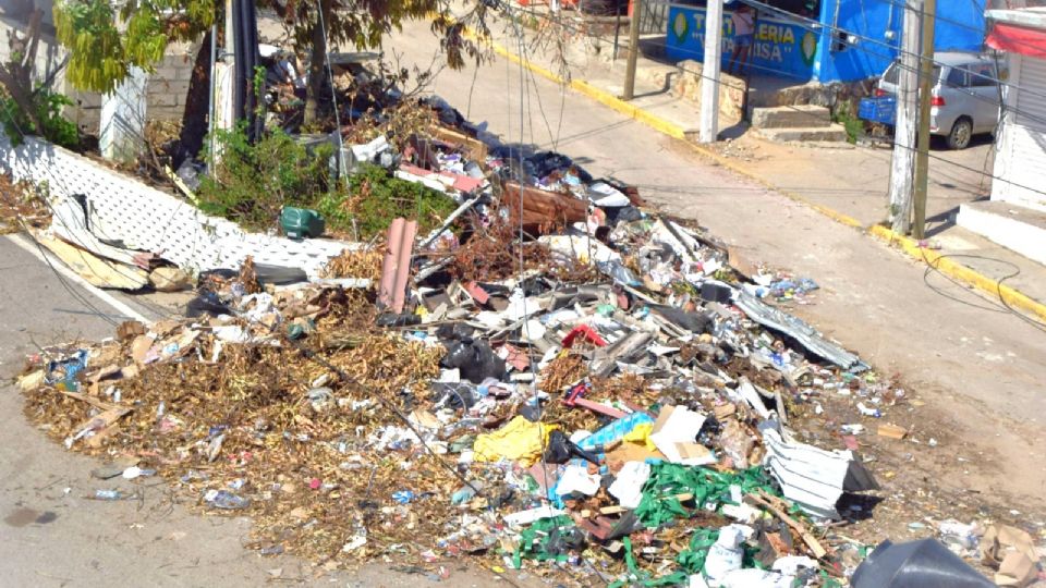 Grandes cantidades de basura se pueden observar en distintas zonas del puerto de Acapulco tras 17 días del paso del huracán 'Otis”.